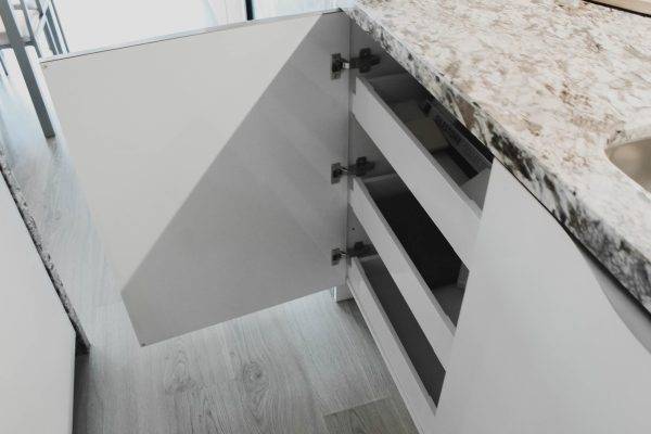 Cocina exposición estratificada madera y blanca - Imagen 7