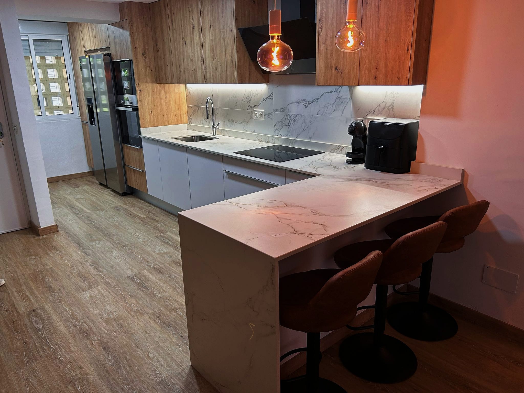 Cocina con isla de mármol